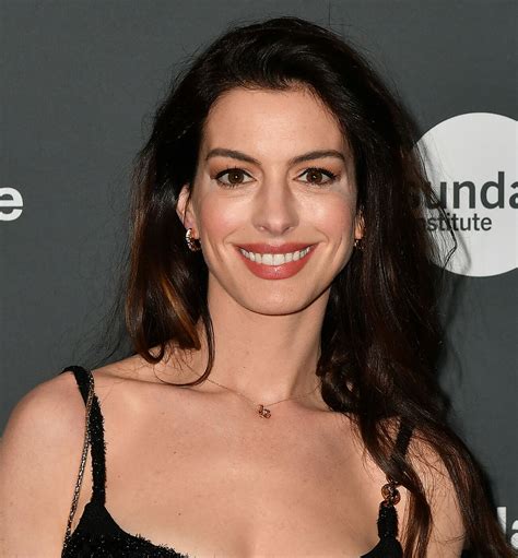 Meztelenül is bevállalja az eddig szolidnak hitt Anne Hathaway